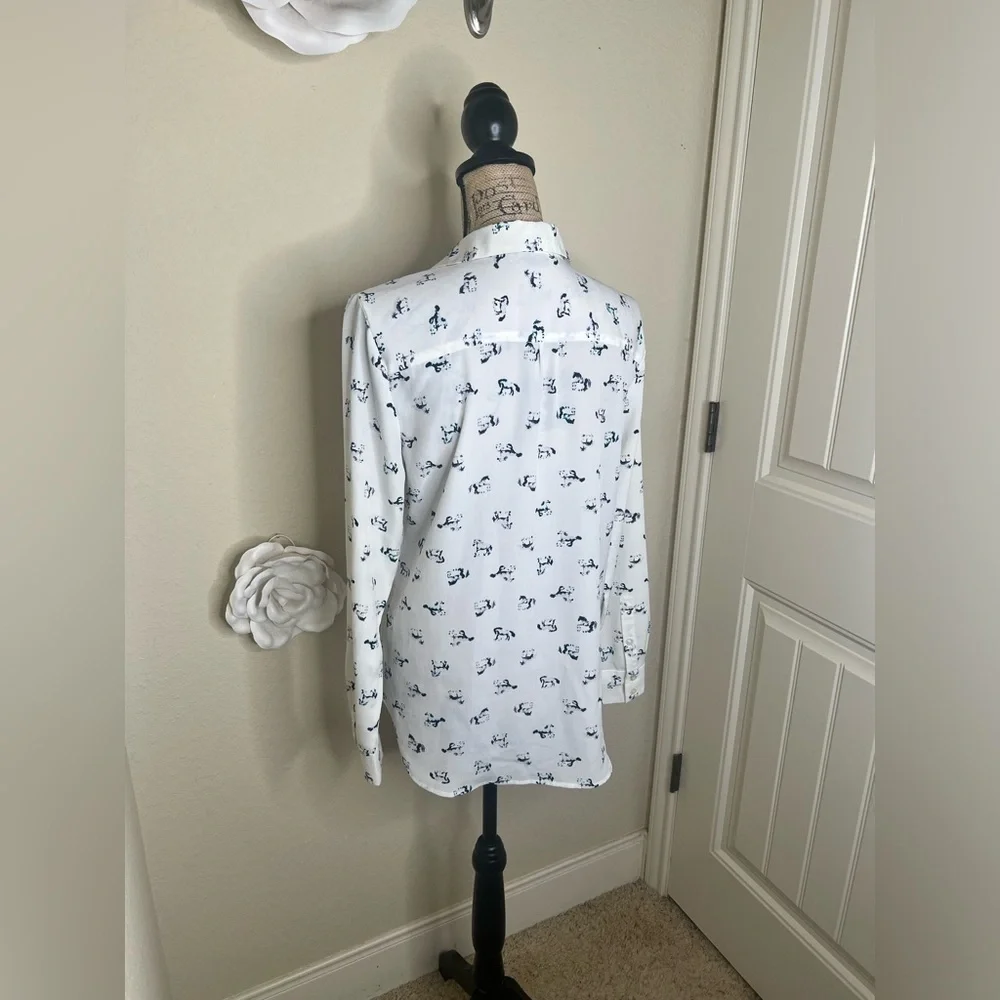 NTM: Ann Taylor Creamy White & Blue Wandering Horses Button Down Top Sz 8
